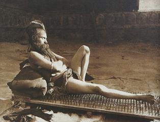 Fakir à Bénarès, Inde. Photographie de Herbert Ponting (1907)