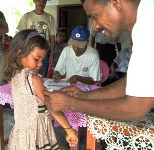 Vaccination contre la rougeole dans le Timor oriental par une équipe de l’Unicef