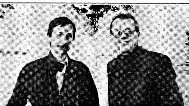Jean Ouellette et Philippe Thiriart, debout devant un arbre