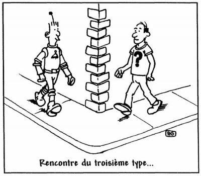 Rencontre du troisième type… : au coin d’un mur de briques, un extraterrestre et un sceptique au t-shirt marqué d’un point d’interrogation s’avancent l’un vers l’autre sans se voir.