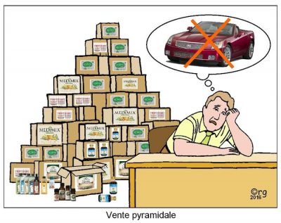 Vente pyramidale : derrière son bureau, un homme accablé, devant une pyramide de boîtes de produits invendus, voit s’évanouir la décapotable dont il rêvait.