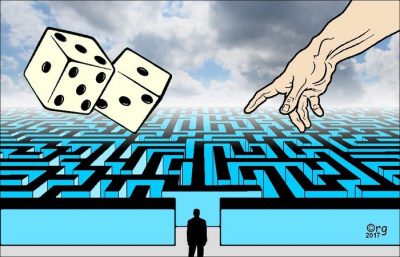 Une main lance deux dés au-dessus d’un immense labyrinthe, à l’entrée duquel attend un homme.